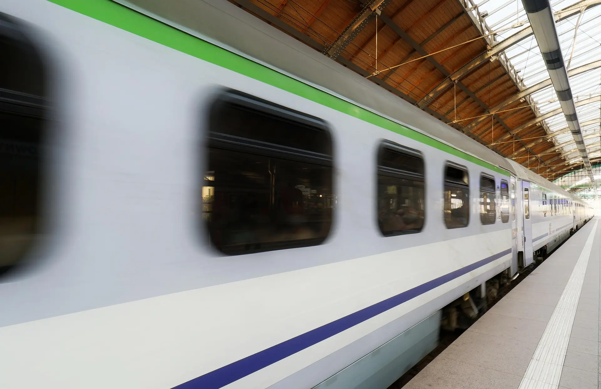 surprising media train 8302635 1920