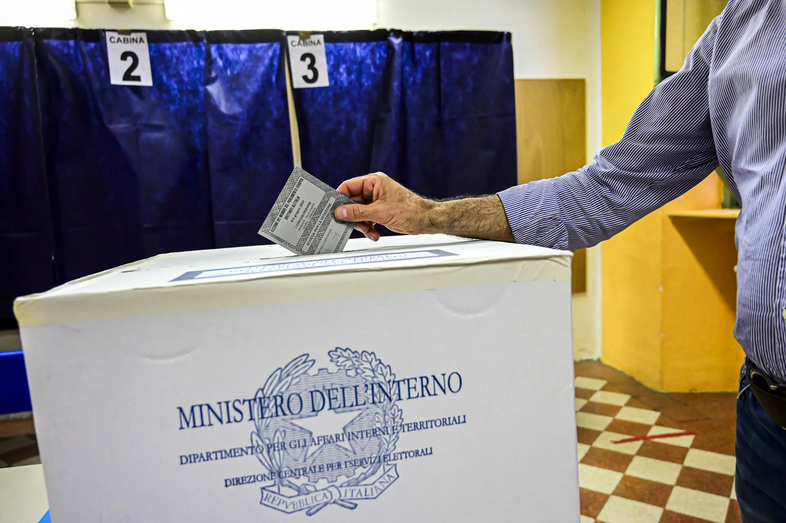 European elections 2024 Ambiance shots of polling stations in Italy (04)